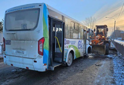 Шесть человек пострадали в столкновении автобуса и трактора в Омске ...