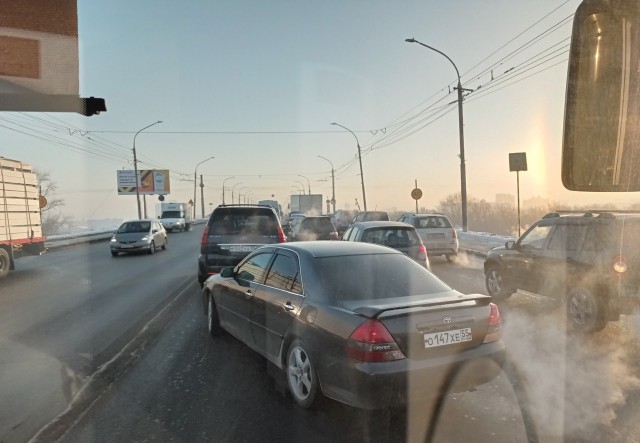 Ужасные пробки: в Омске на подъезде к мосту 60-летия ВЛКСМ произошли ...
