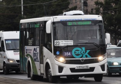 В Омске ищут водителя, из-за которого школьник выпал из автобуса ...