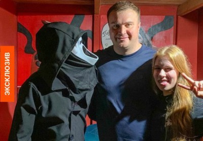 Губернатор Хоценко в поисках острых ощущений: Омский чиновник испугался в хоррор-квесте «Крик»