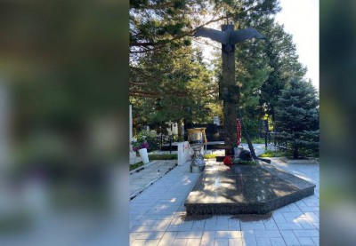 Сентиментальное возвращение: Курьянов почтил память Вьюхина, принеся Кубок Гагарина на его могилу в Омске
